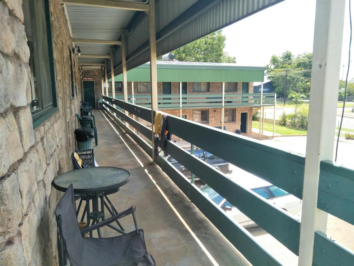 Palm Court Backpackers Albergue Katherine Exterior foto