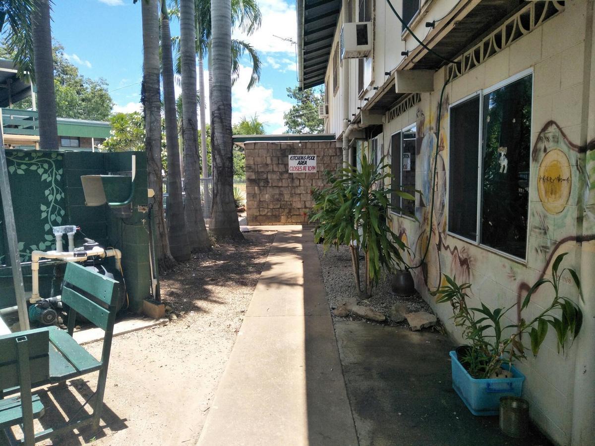Palm Court Backpackers Albergue Katherine Exterior foto