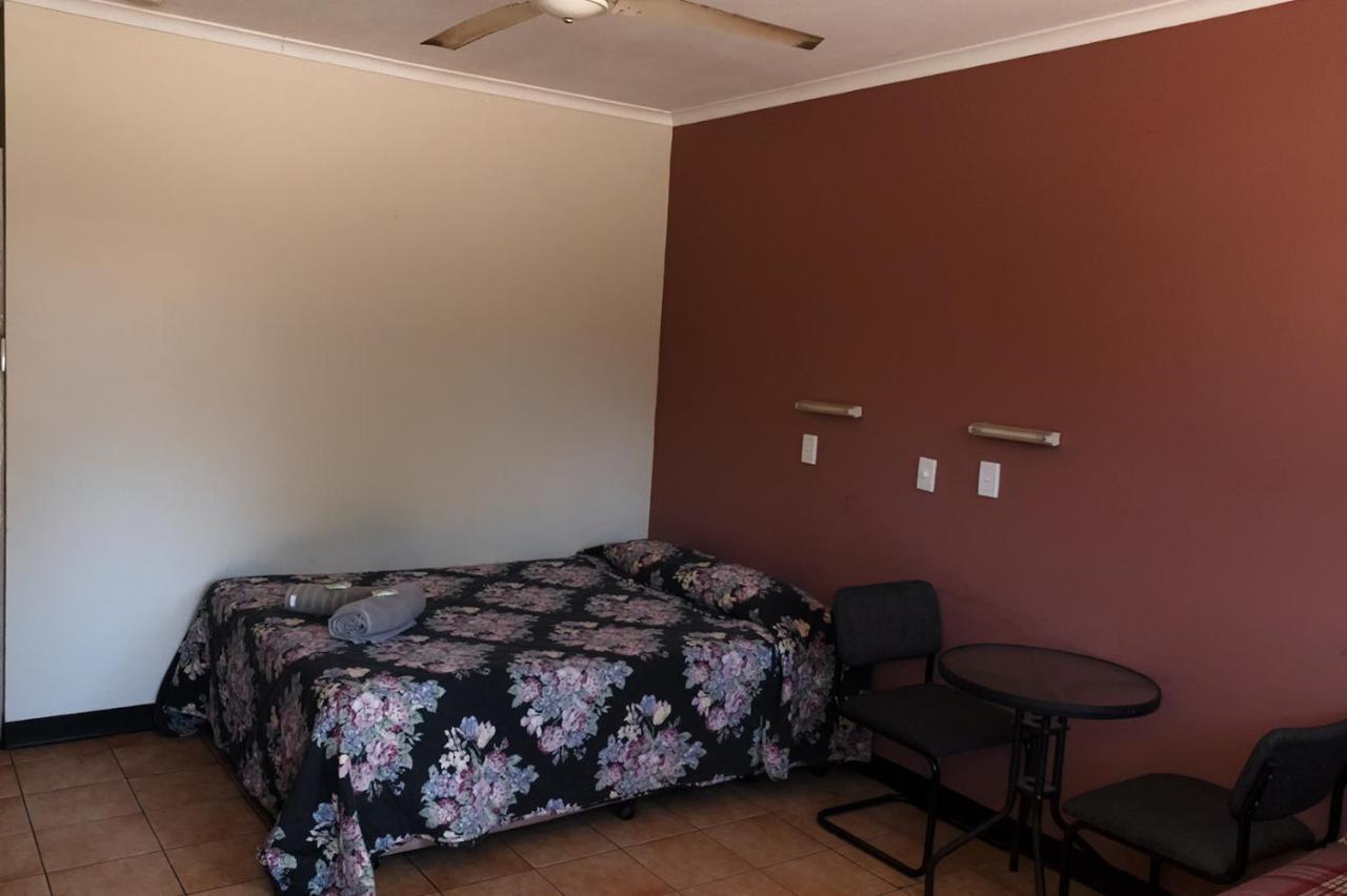 Palm Court Backpackers Albergue Katherine Exterior foto
